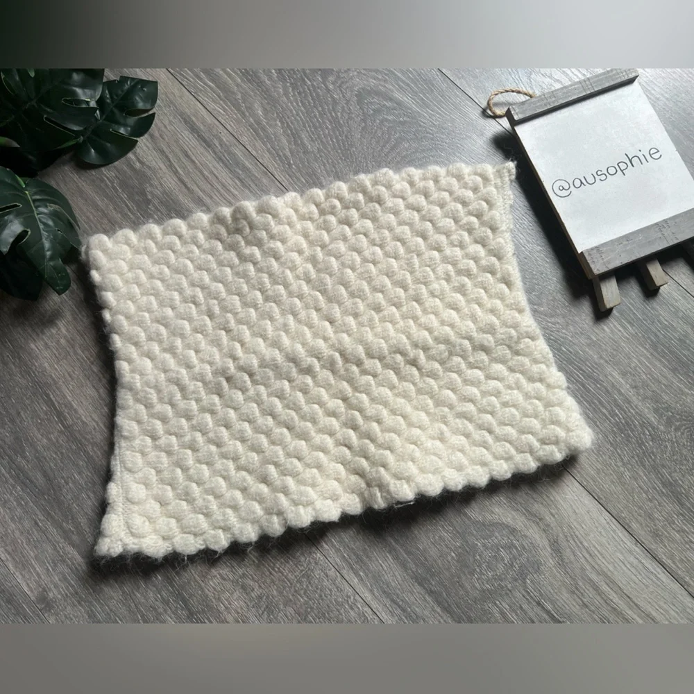 Banana Republic Elegant Italian Yarn Funnel Neck Warmer Infinity Scarf in Cream.